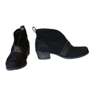 Size 7 Ugg "Wright" Suede Belted Split Shaft Bootie No Box Excellent Condition